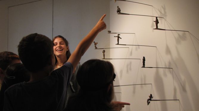 Ilaria während der austellung «Sensi dell’arte: il tatto» Content