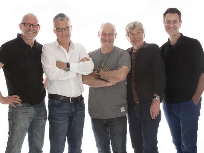 Das Autorenteam (von Links): André Roth (Fotograf), Peter Krebs (Journalist), Beat Caduff (Koch), Heinz von Arx (Herausgeber), Marc Schmid (Fotograf). Content