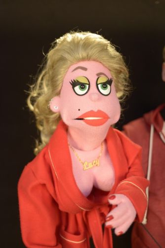 WARNING: Full Puppet Nudity! Lucy the Slut zeigt sich gerne etwas freizügiger.
