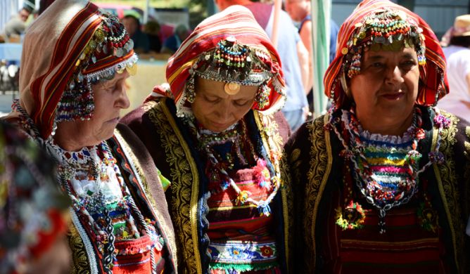 Красиви с автентичните песни и носии. / Beautiful authentic songs and national costumes.