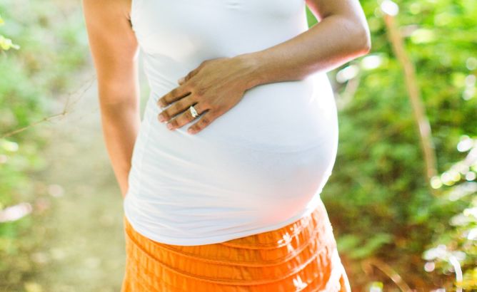 Privilégier les produits cosmétiques naturels permet de nous protéger de nombreuses substances nocives, surtout pour les foetus et les petits enfants.