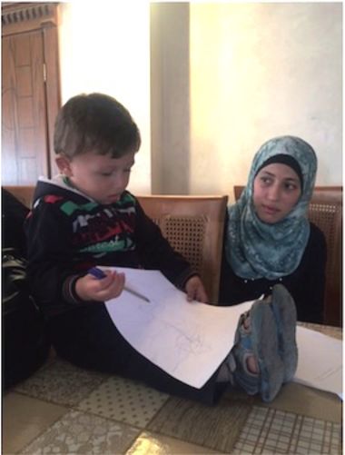Ici en photo, Hurya, jeune maman syrienne avec son 3ème enfant né en Jordanie. Grâce à la Fondation SURGIR elle a pu obtenir un certificat de naissance pour ses deux premiers enfants, nés en Syrie.