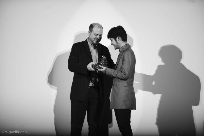 Zhou Hao, réalisateur de THE NIGHT, reçoit le Prix de la critique des mains de Sami Kanaan, conseiller administratif en charge de la culture et du sport de la Ville de Genève. Content