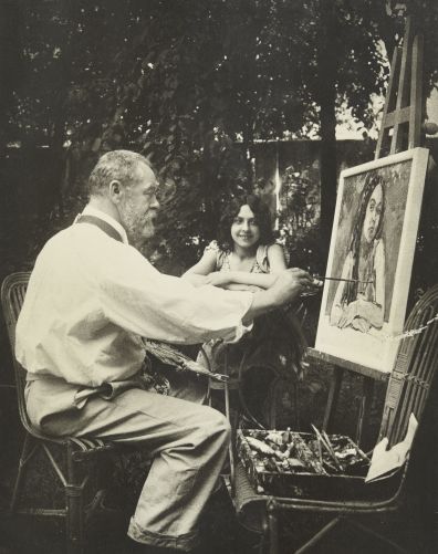 Photographie de Paul Bonzon représentant Hodler peignant dans le jardin de son atelier.
