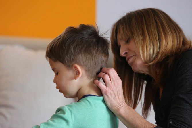 Liam et sa grand-maman. Content