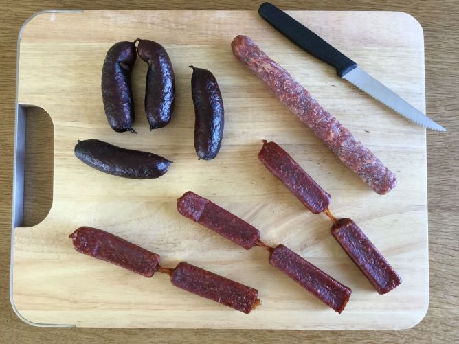 Es ist angerichtet: Salami- und Salsiz-Spezialitäten. Content