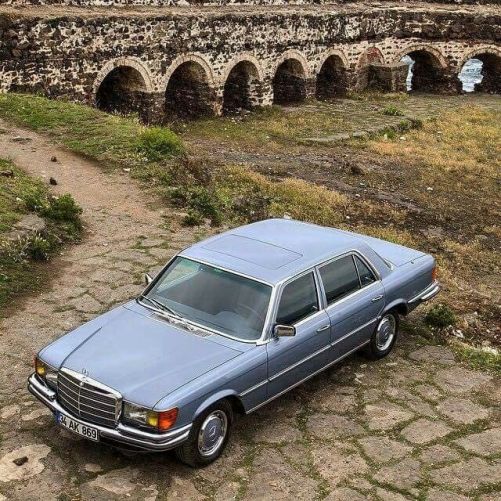 À la recherche d'une voiture Mercedes! Content