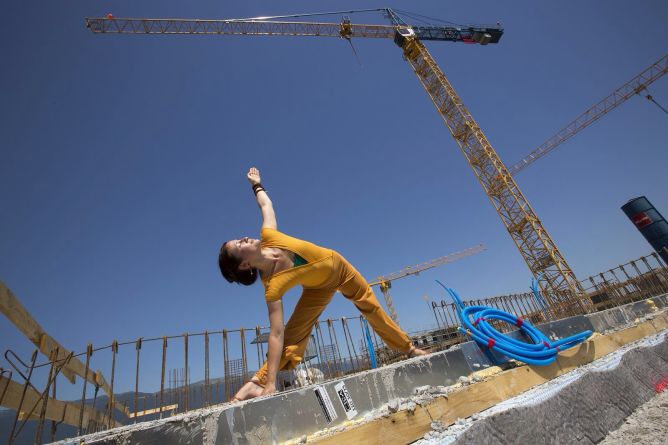 Trikonasana sur les premières pierre de Satyam Content