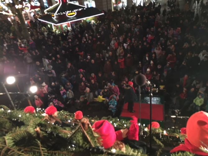 Der kleine Mats am Singing Christmas Tree in Zürich; 8.12.2017 Content
