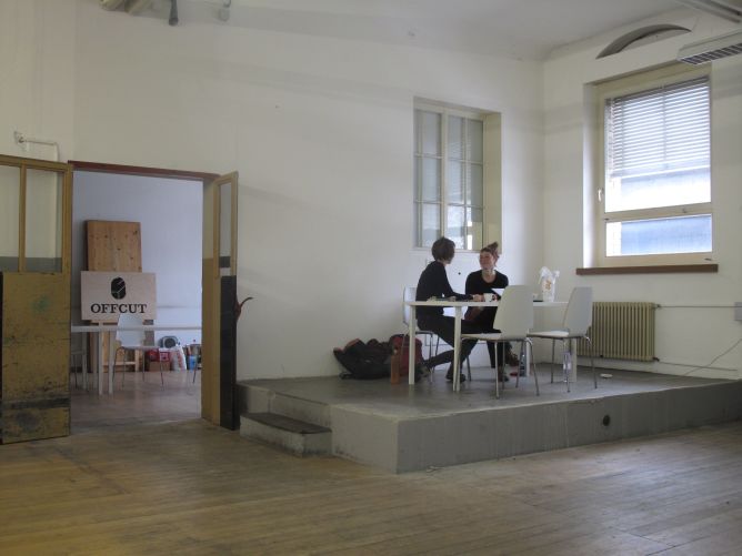 erster Arbeitstag in der noch leeren Halle Content