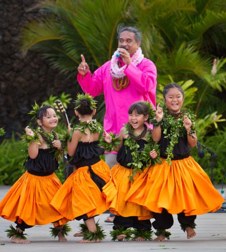 Kumu Keala Ching mit Kindern der Gruppe «Na Wai Iwi Ola» Content