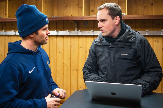 Leroy Ryser im Gespräch mit SCL-Kanadier Jeff Campbell