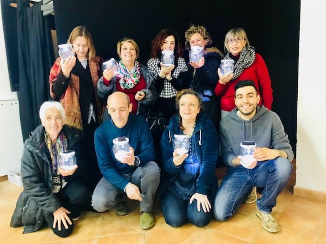 Deuxième atelier de lampes solaires donné à 24 patients atteints de maladies chroniques (Sardaigne). Content