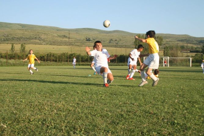 jeune en action pendant leur entrainement Content