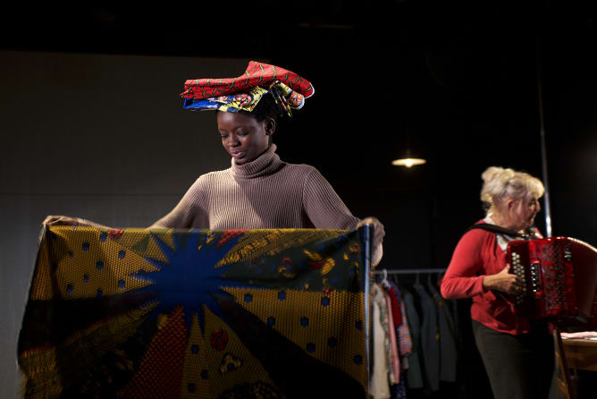 En marge du spectacle, Alima et Ariane. Content