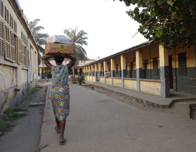Aux alentours d'un hôpital - Lomé 2018 Content