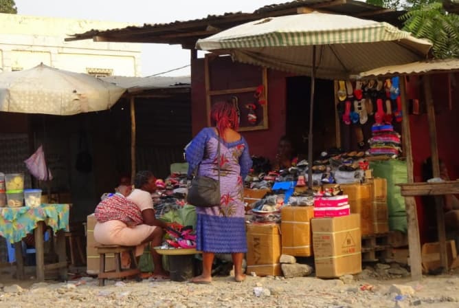 Au Marché de Lomé - Stand de chaussures Content