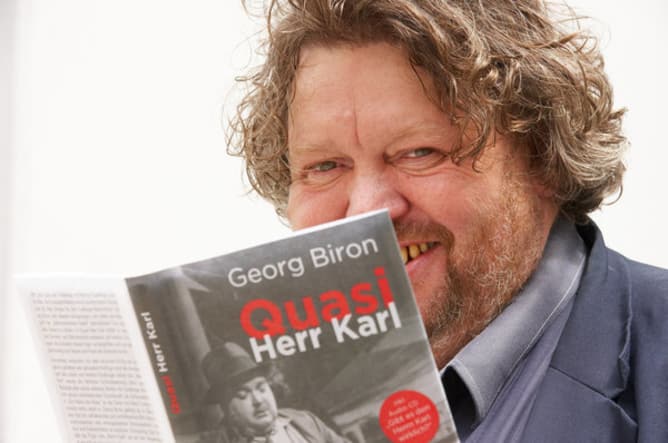 Autor Georg Biron mit seiner Qualtinger-Biographie «Quasi Herr Karl». Content