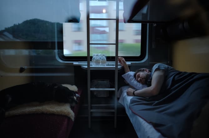 Cody mit Martin im Nachtzug nach Berlin Content