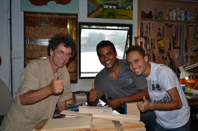 Dans l'atelier de lutherie à Salvador de Bahia Content