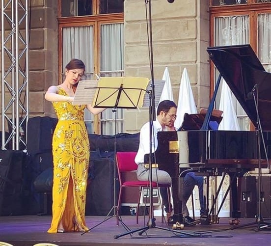 Concert en sonate, cours de l'hotel de ville de Genève. Content