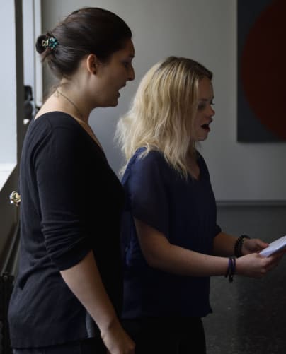 Chanteuses professionnelles en répétition