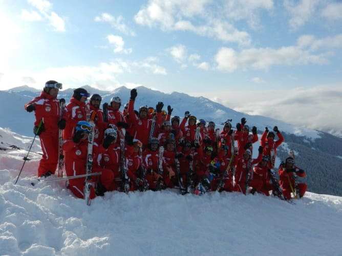 Die Skilehrer der Skischule Obersaxen freuen sich auf deine Unterstützung