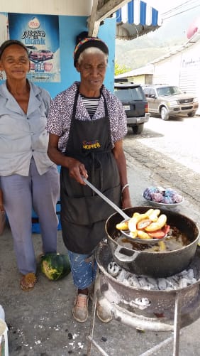 La Mamma deve spesso ricorrere a prestiti per procurarsi gli ingredienti.