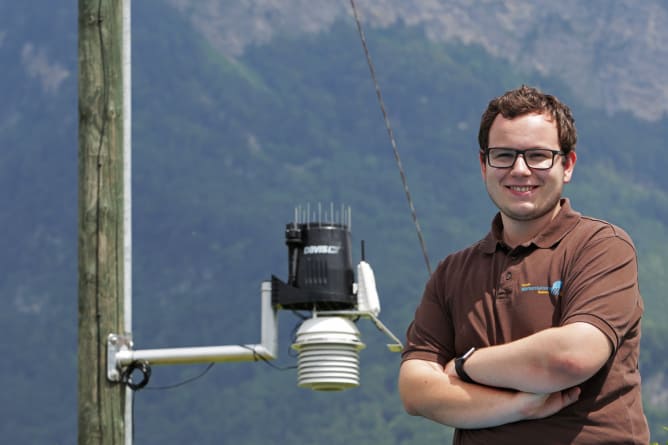Kenny Vogt mit einer seiner Wetterstationen