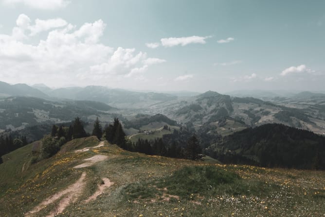 Hundwiler Höhi mit Blick über das Hinterland (Bild: Pascal Debrunner)
