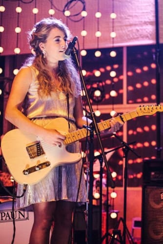 Ich kann eigentlich nicht E-Gitarre spielen...aber hier war grad keine A-Gitarre zur Hand und jemand hat ein Foto gemacht. Oh well.