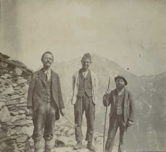 Lehrer Graf (rechts), Emil Bächler (links) und Fridli Kohler. Schäfler auf Gelbberg (Mitte). 3.7.1903 Content