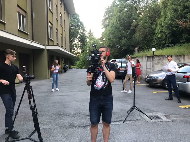 Photo prise sur le tournage de la vidéo que vous avez visionné. Content