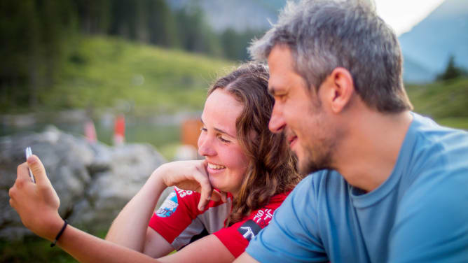 Myriam et Samuel à l'Oschinensee lors de la folle traversée de la Suisse en courant Content