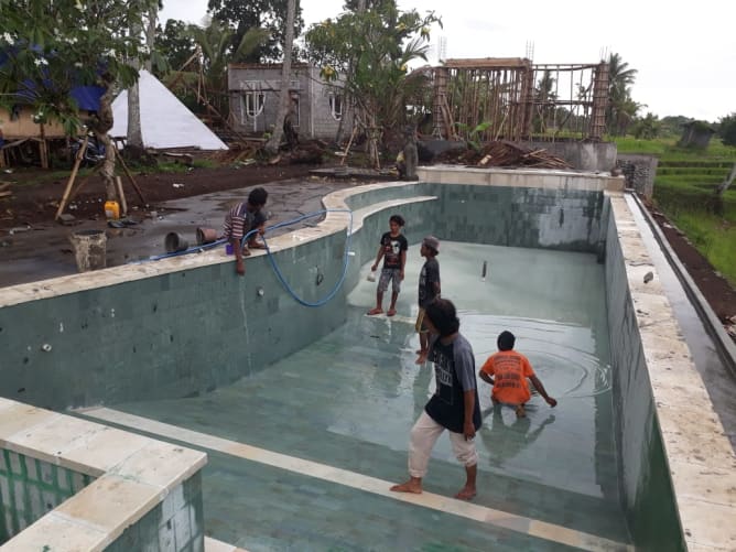 nétoyage finale de la piscine ! Content