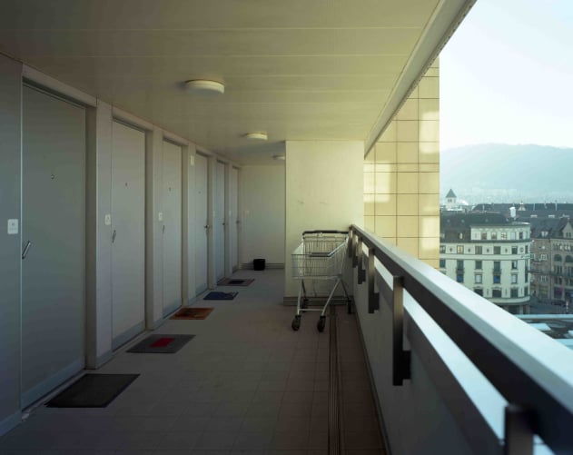 Laubengang mit sechs Wohnungstüren (Foto: Schneider/Endrizzi)