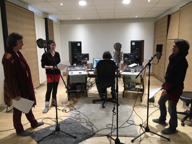 Bei den Aufnahmen im Studio.