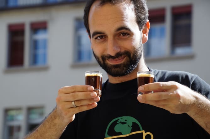Michaël mit Espresso aus Waldarabica Content