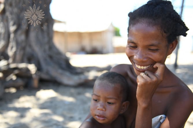 15.04.2019 | Une mère et son enfant au village des pêcheurs de Betania à Morondava Content