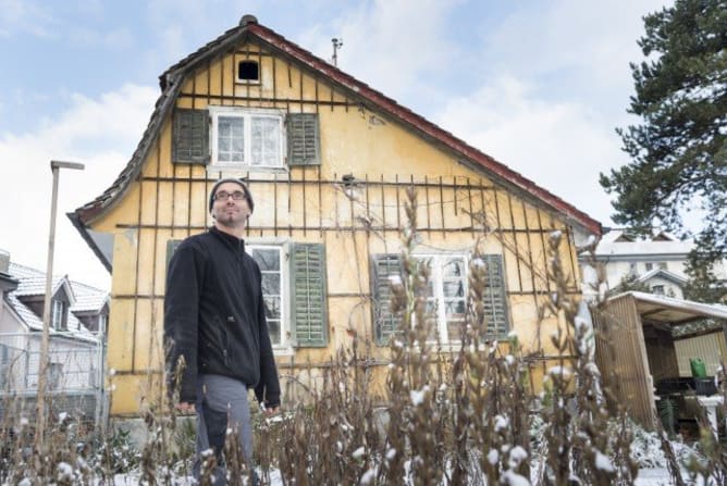 Der Initiand Gabriel Müller vor dem Häxöhüsli am alten Standort Content