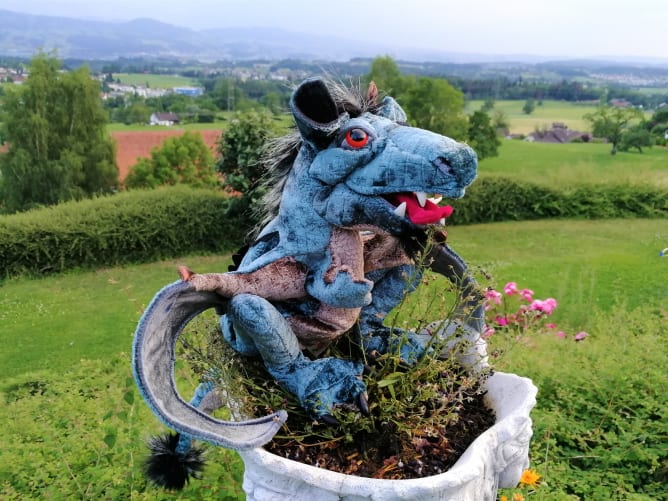 Dem blauen Drachen war es zuhause auch nicht langweilig! Content