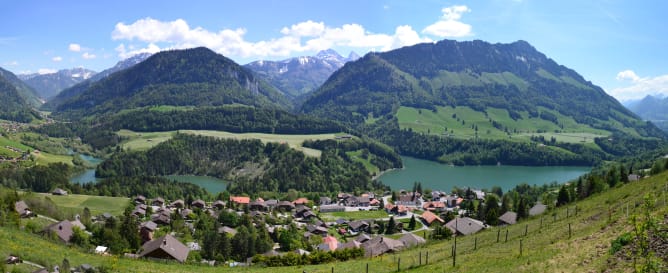 Vue sur l'école et le paysage alentour Content