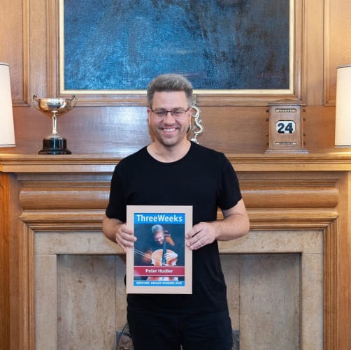 Mit dem Award in Händen... Content