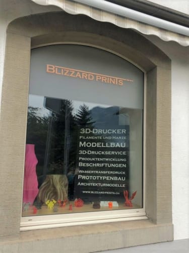 Das erste Schaufenster ist beschriftet.
