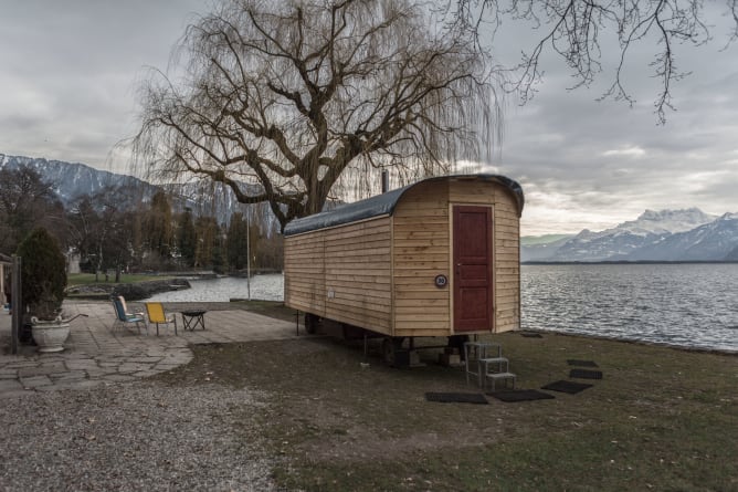 la roulotte-sauna au bord du lac