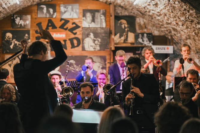 The Band live in Vienna Content