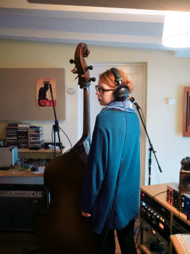Adele Knall mit Kontrabässin im Listencareful Studio bei Alexander Lausch Content