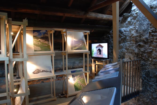 Der nicht mehr gebrauchte Stall, in Zusammenarbeit mit das Gelbe Haus Flims, VAI Dornbirn, Art Meran in Meran, 2011 Content
