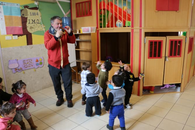 Seifenblasen-Wunderglanz im Kindergarten des Waisenhauses Content