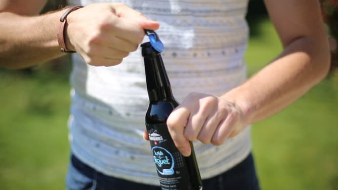 Quand même, la bière artisanale a meilleur goût Content